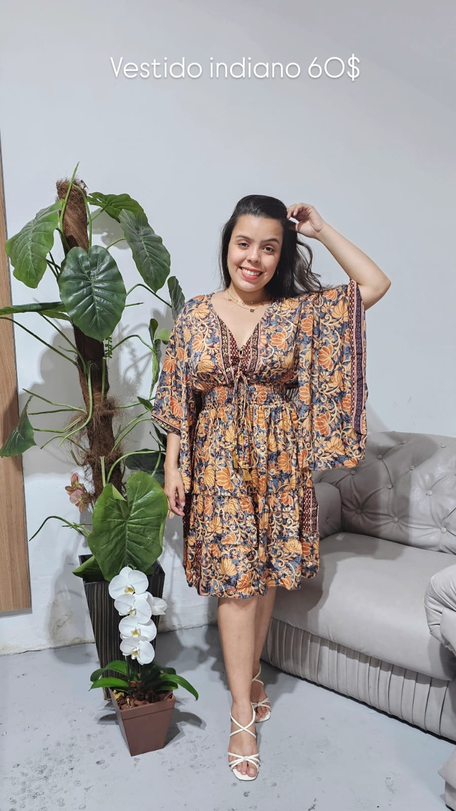 Vestido Curto Indiano com Mangas Kimono e Lastex na Cintura – Estampa Floral Mostarda e Azul