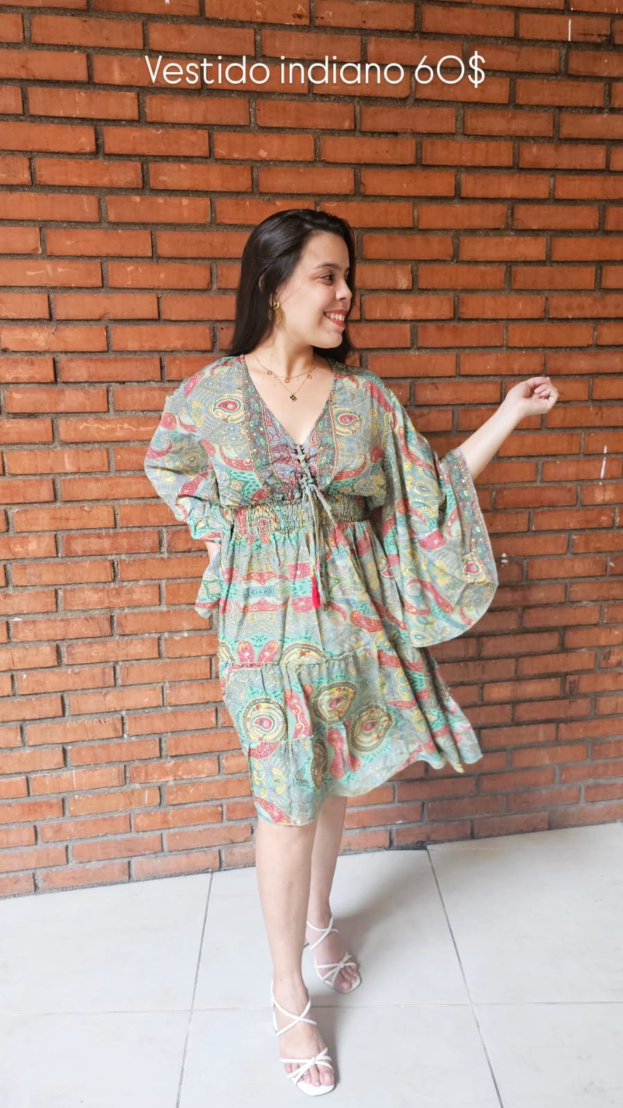 Vestido Indiano decote em V com amarração frontal, com estampa paysley